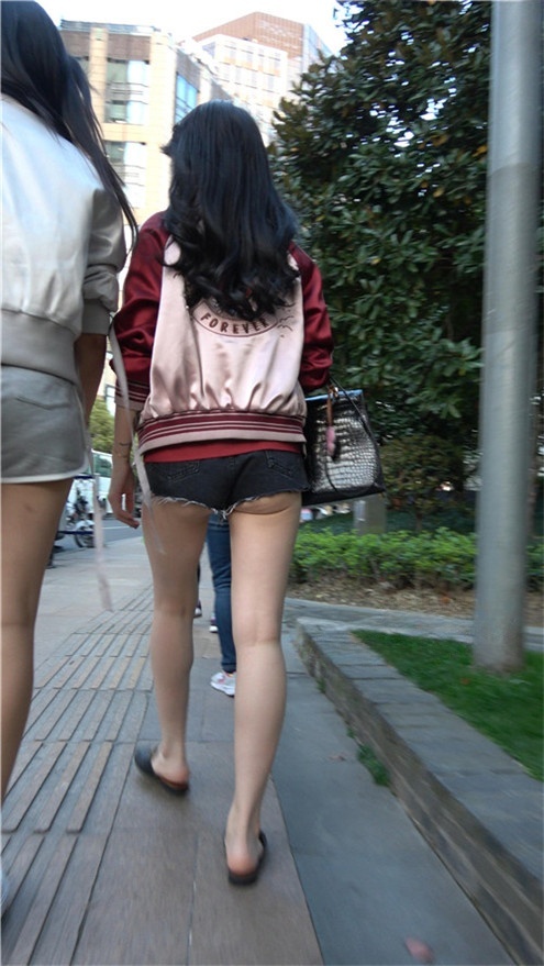 黑色热裤月牙小姐姐[1.45G/MP4]