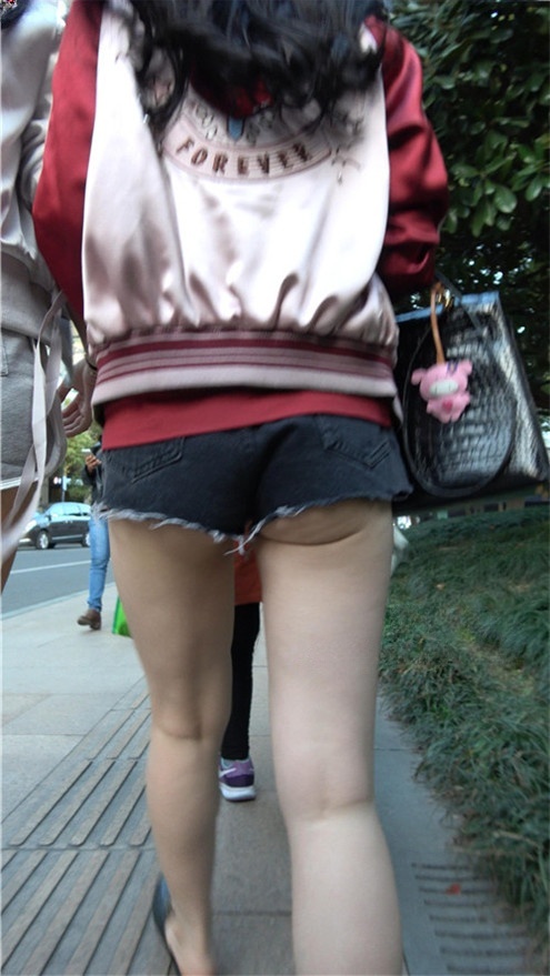 黑色热裤月牙小姐姐[1.45G/MP4]