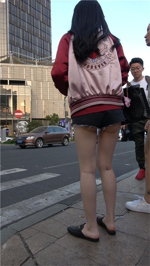 黑色热裤月牙小姐姐[1.45G/MP4]