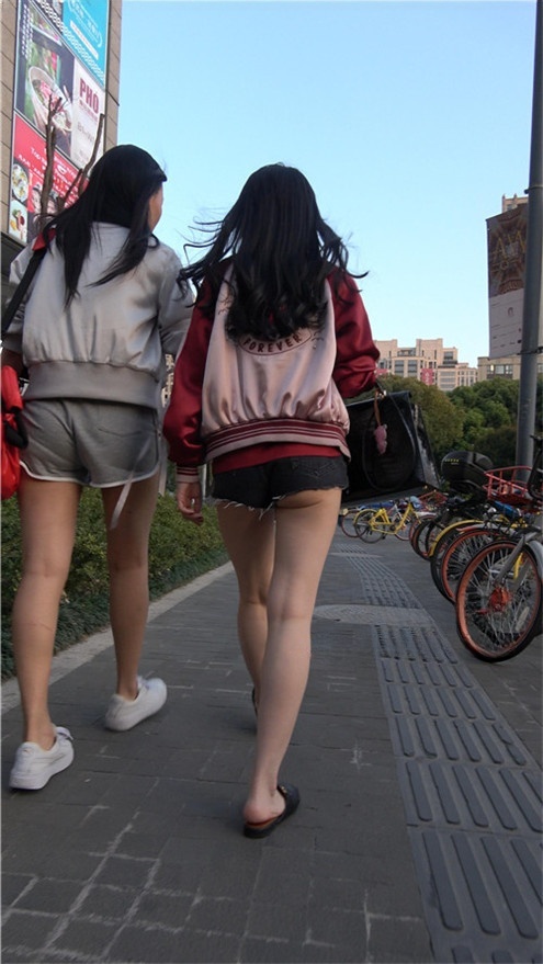 黑色热裤月牙小姐姐[1.45G/MP4]