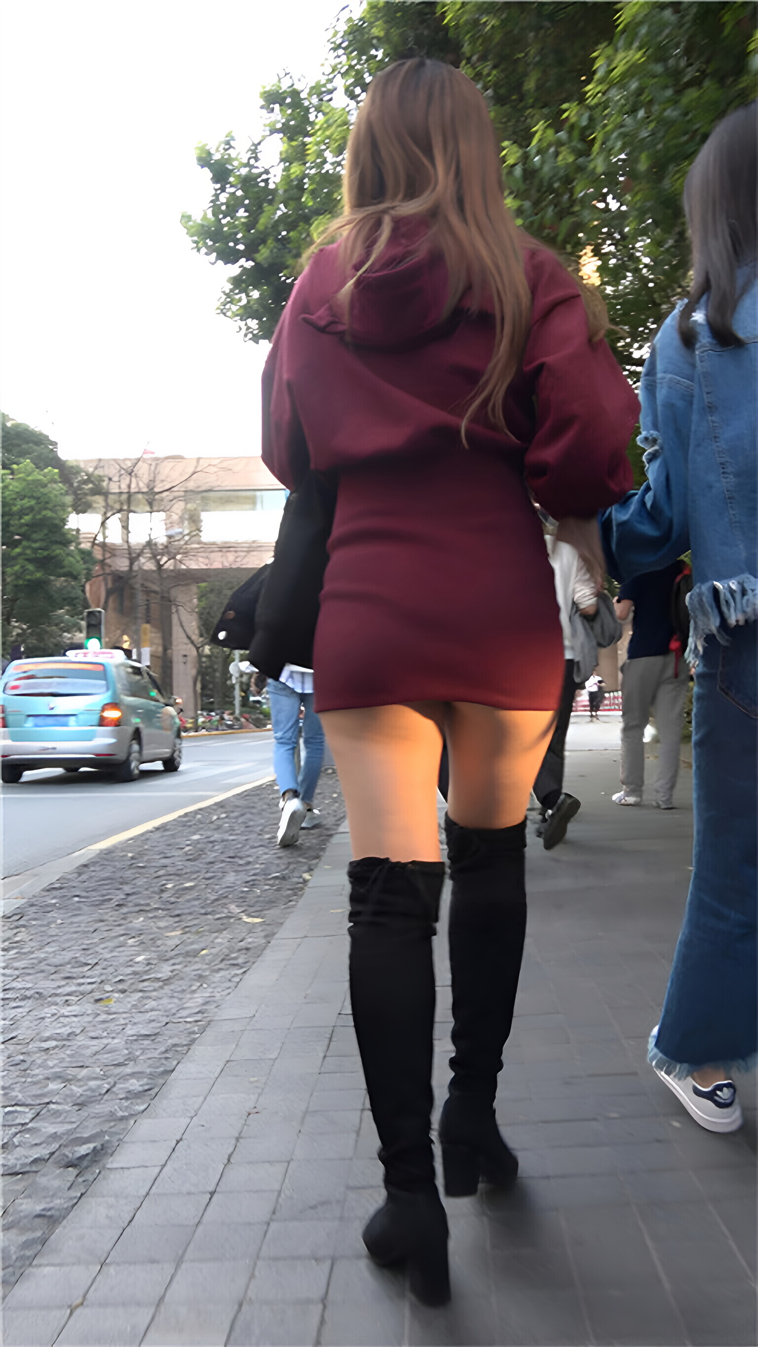 黑色高靴连体裙美女[2.14G/MP4] 