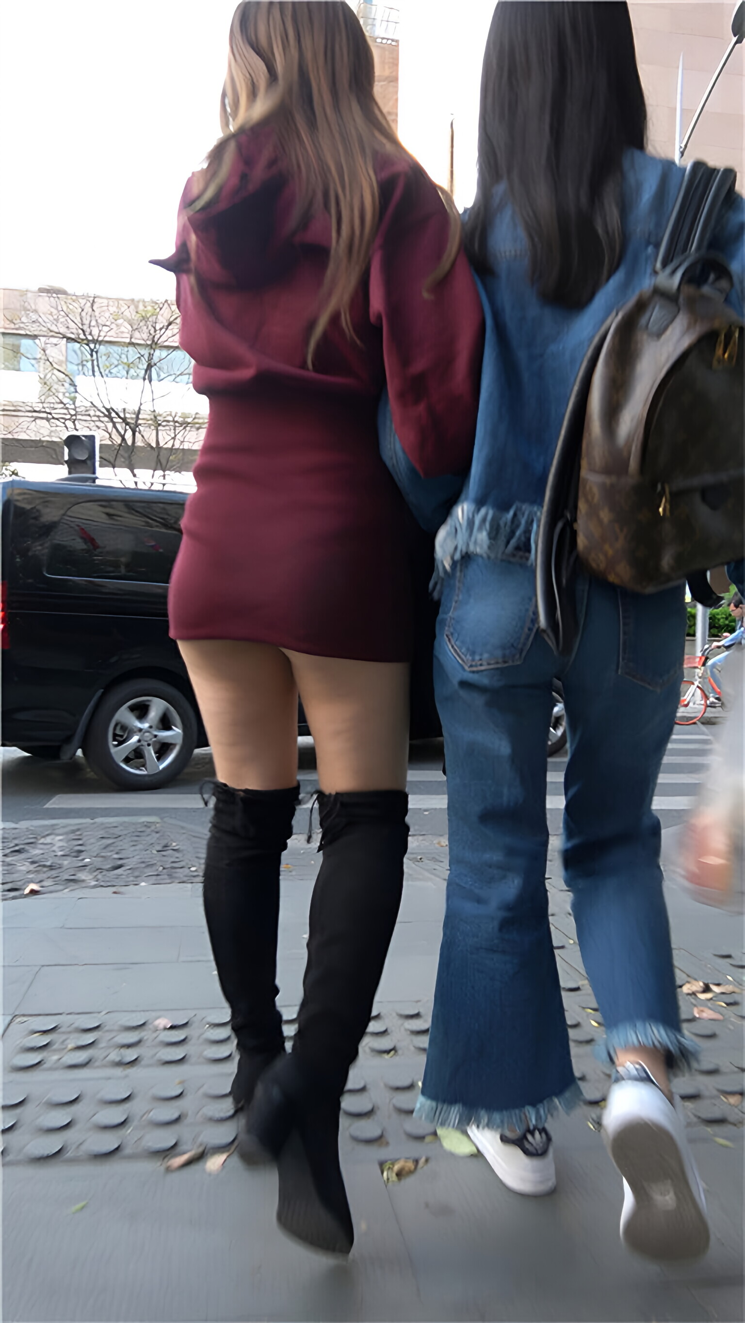 黑色高靴连体裙美女[2.14G/MP4] 