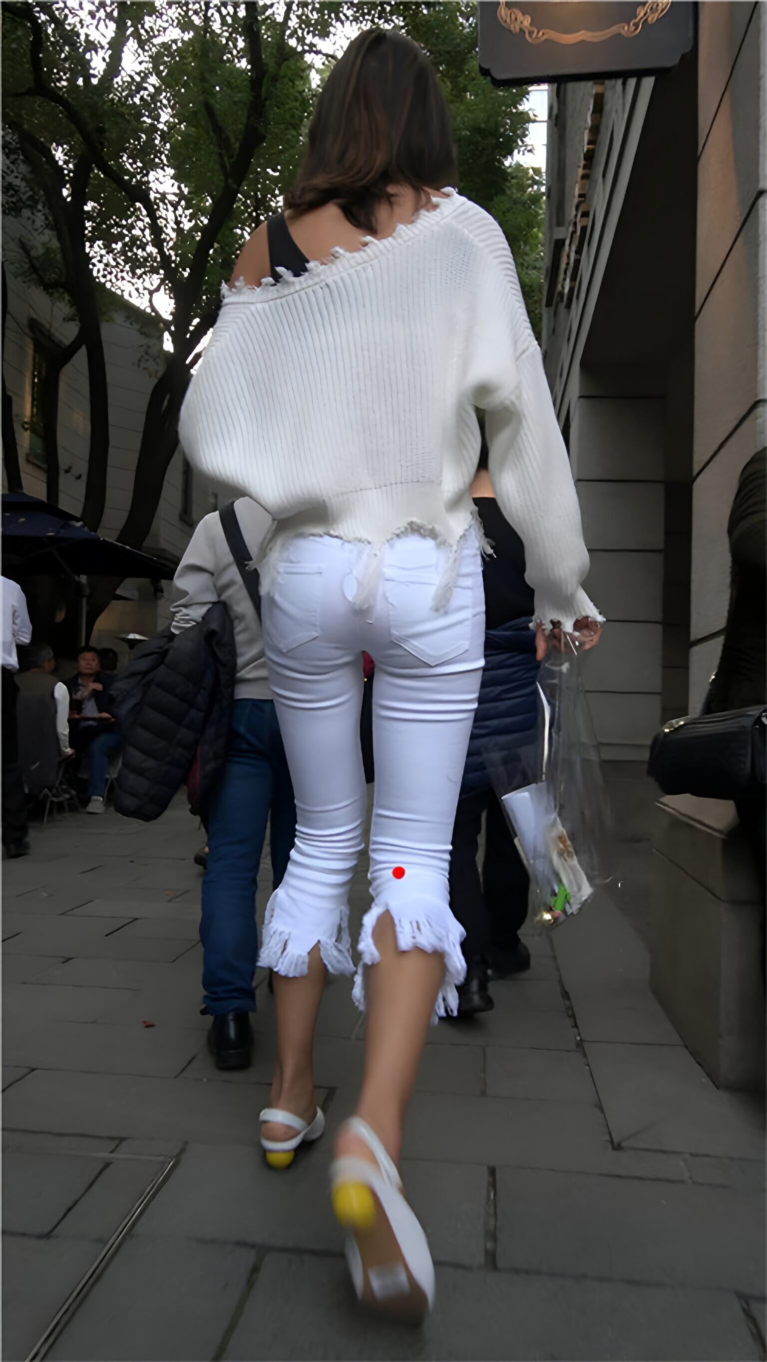 白色紧身七分裤长腿美女[1.73G/MP4]