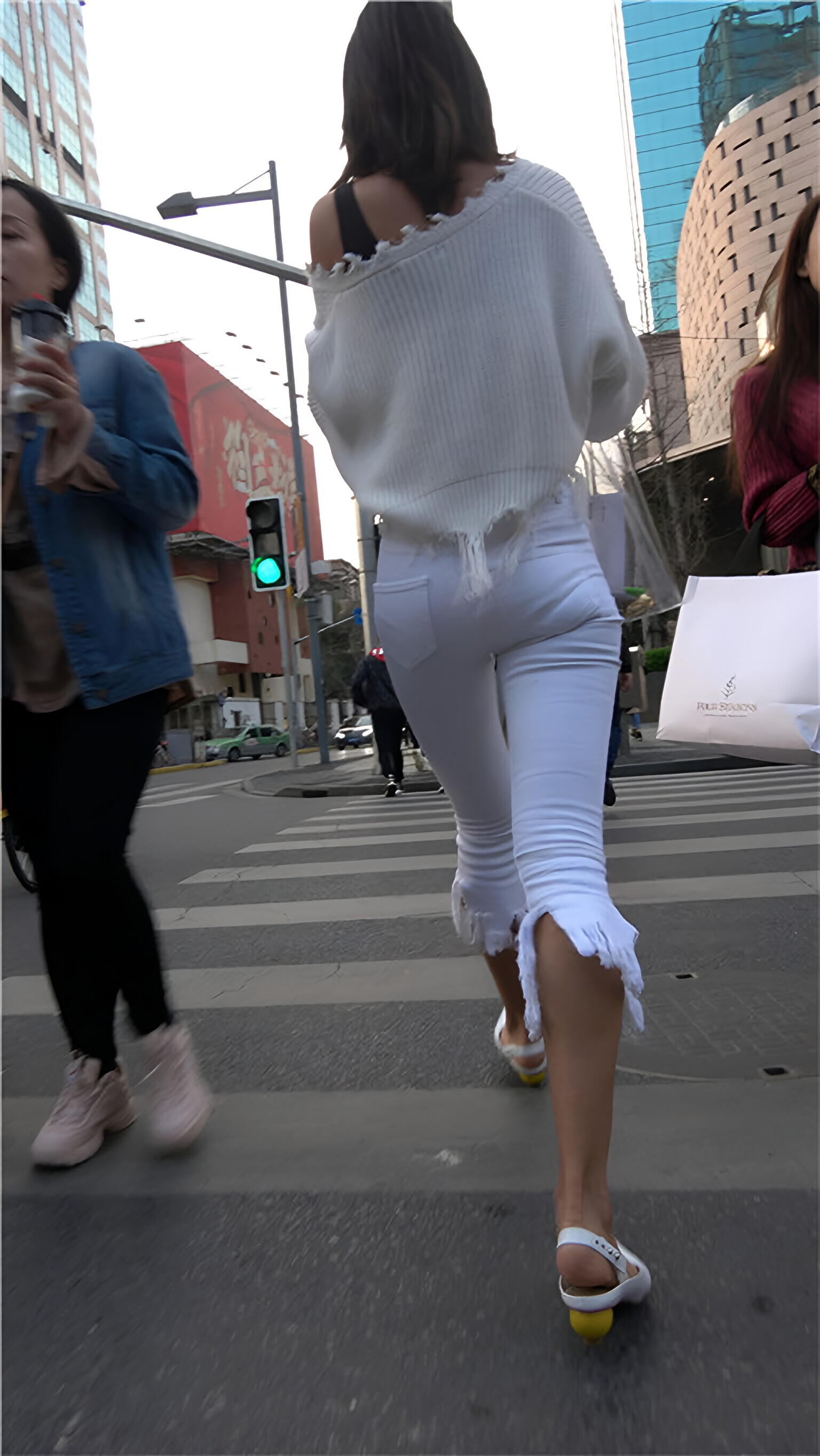 白色紧身七分裤长腿美女[1.73G/MP4]