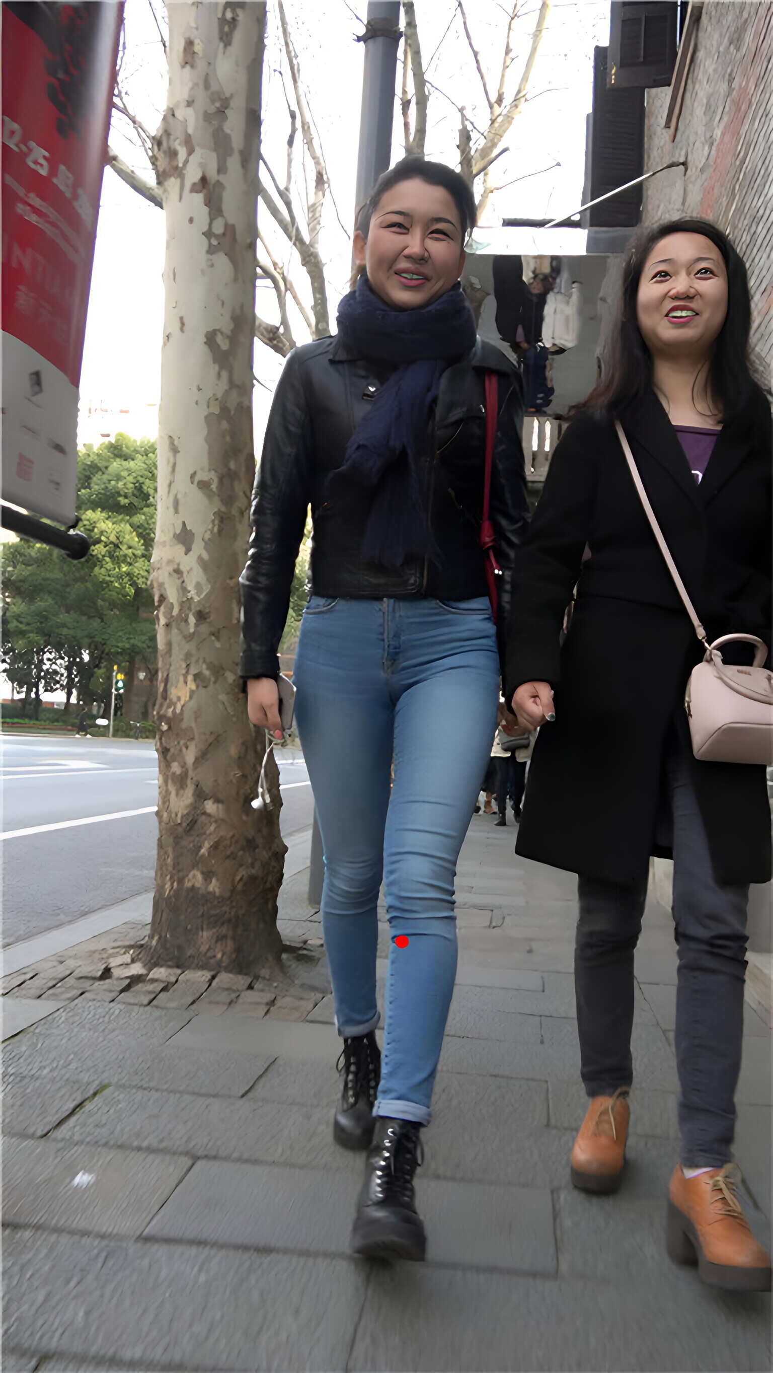 丰腴蓝牛紧身牛仔裤美女[2.52G/MP4]