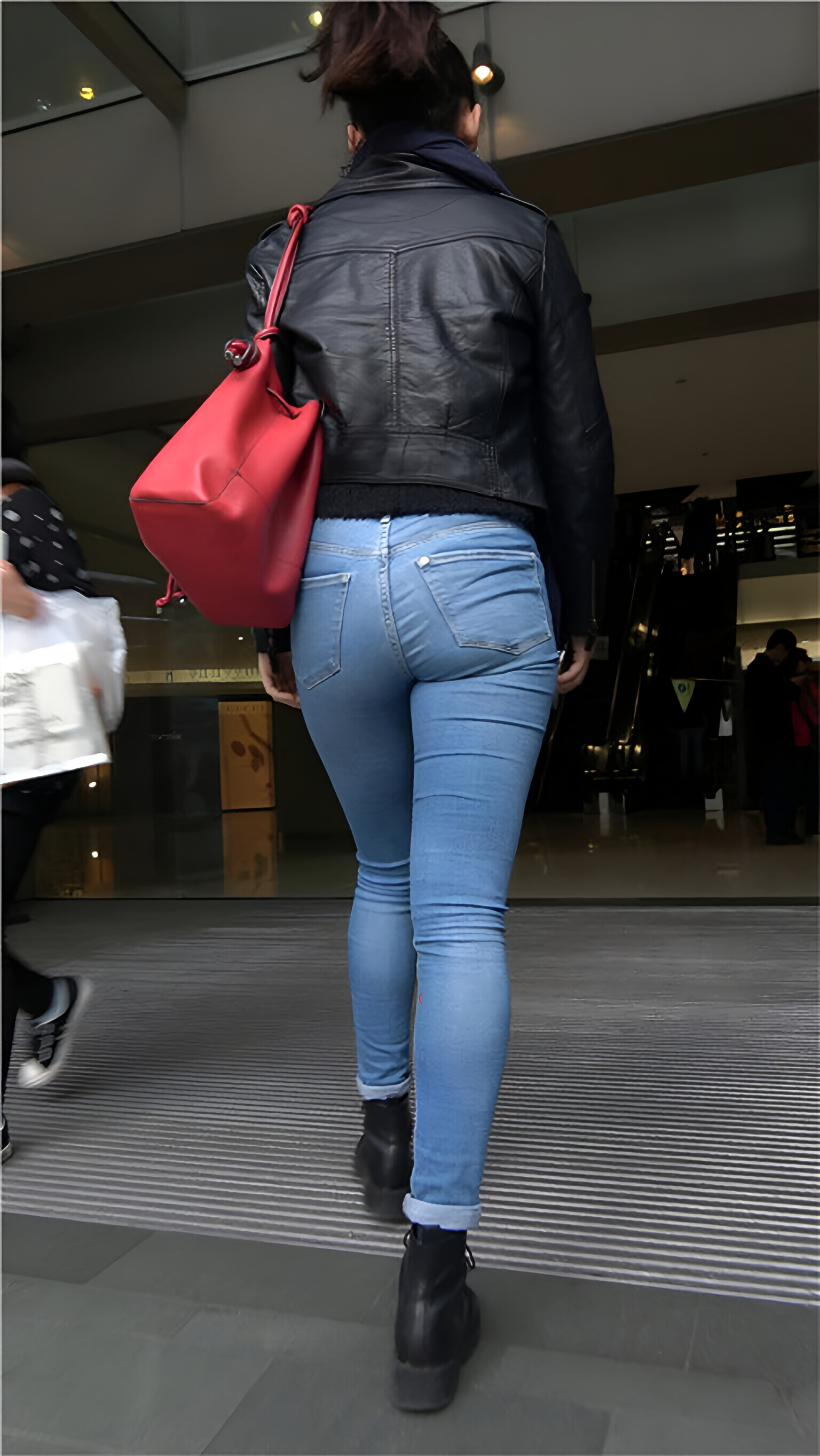 丰腴蓝牛紧身牛仔裤美女[2.52G/MP4]