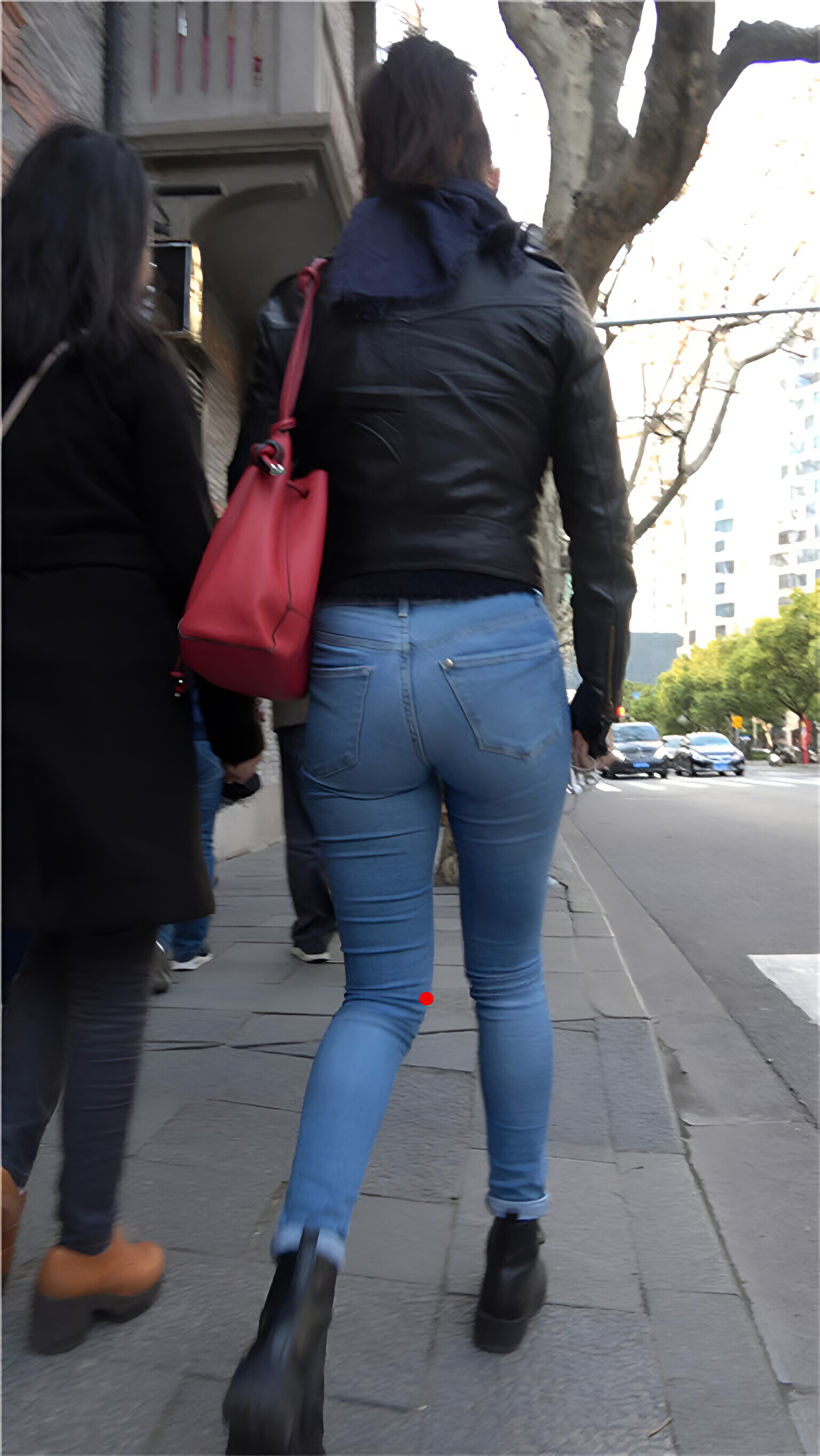 丰腴蓝牛紧身牛仔裤美女[2.52G/MP4]