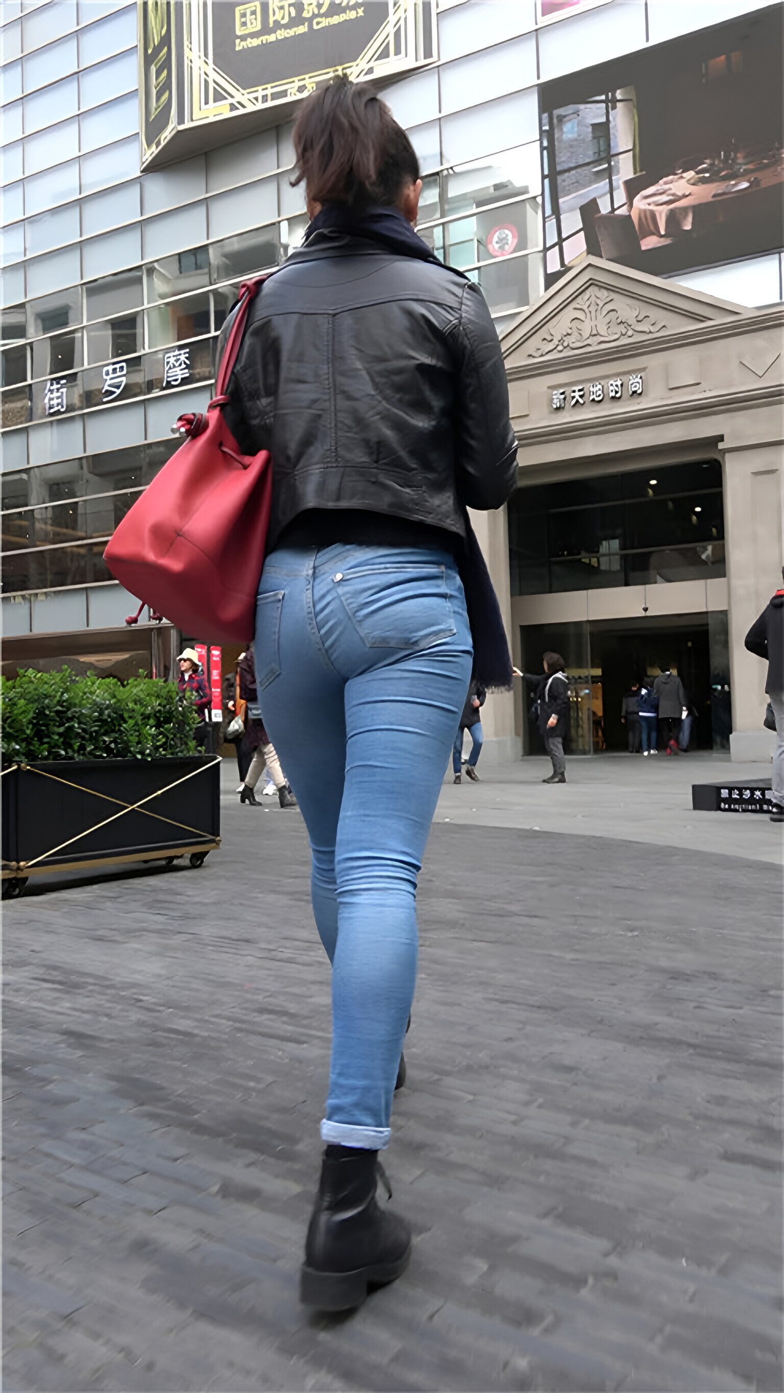 丰腴蓝牛紧身牛仔裤美女[2.52G/MP4]