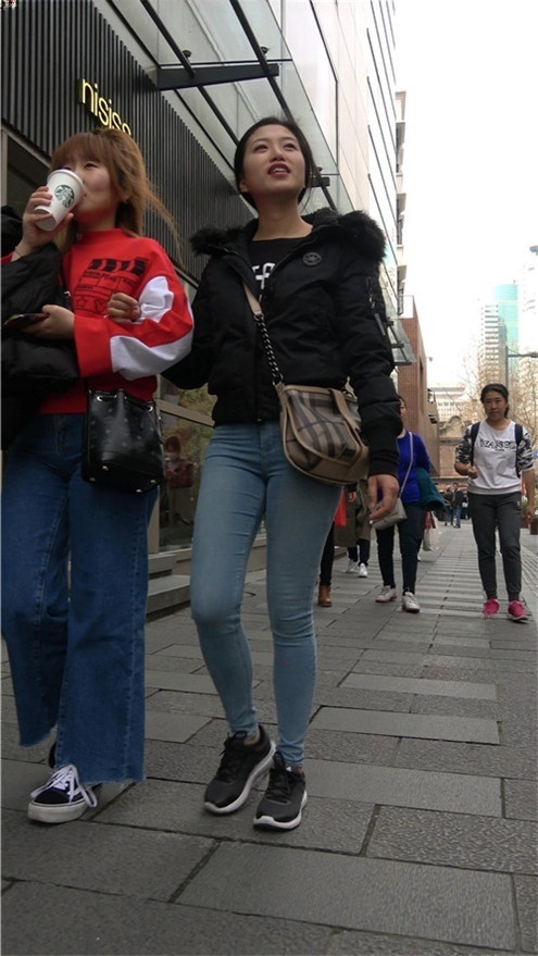 黑衣蓝牛妹子[2.31G/MP4]