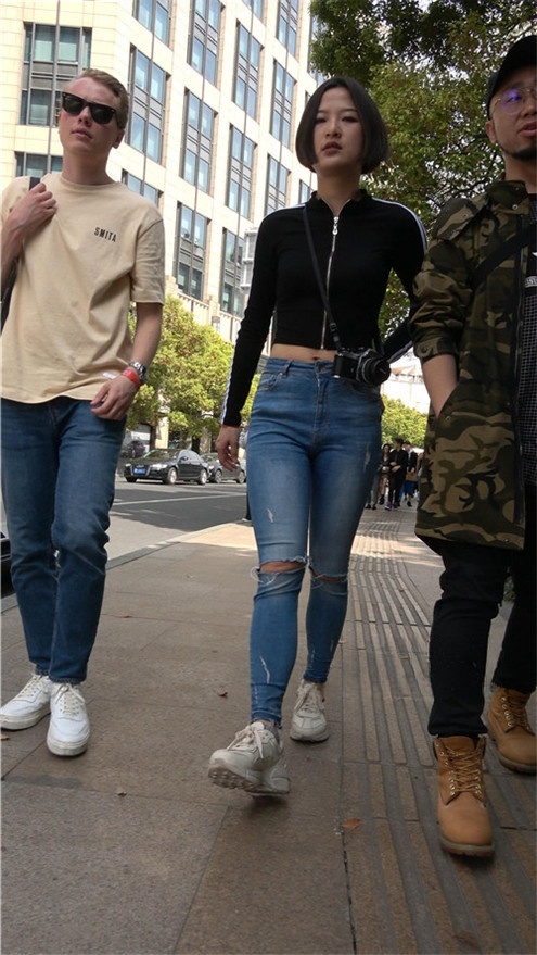 短发牛仔紧身裤妹子[1.98G/MP4]