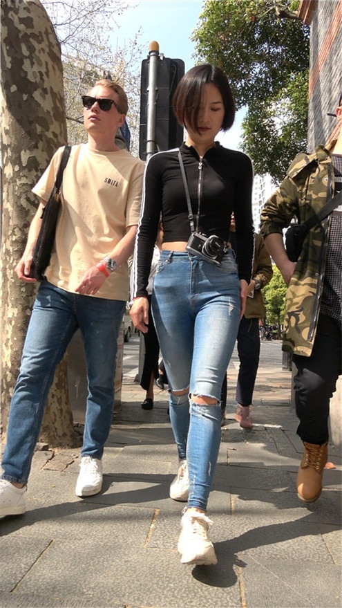 短发牛仔紧身裤妹子[1.98G/MP4]