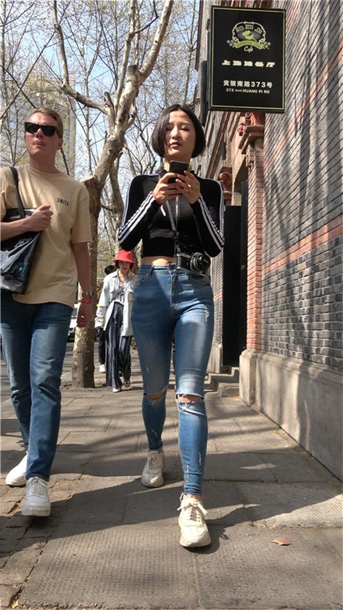 短发牛仔紧身裤妹子[1.98G/MP4]