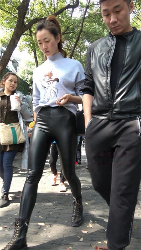 黑色紧身皮裤妹子[664M/MP4]