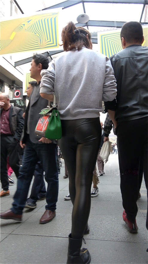 黑色紧身皮裤妹子[664M/MP4]