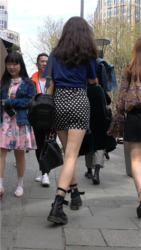 性感包臀裙美女[1.88G/MP4]