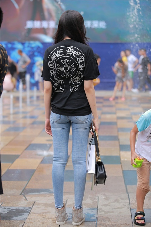 漂亮的牛仔紧身裤美女(40P)[410M/JPG]