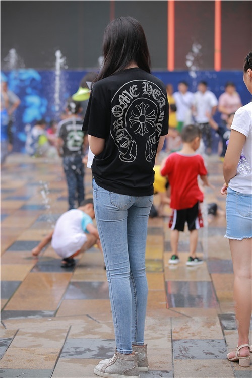 漂亮的牛仔紧身裤美女(40P)[410M/JPG]