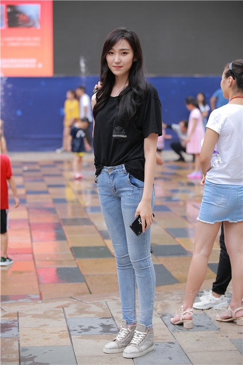 漂亮的牛仔紧身裤美女(40P)[410M/JPG]