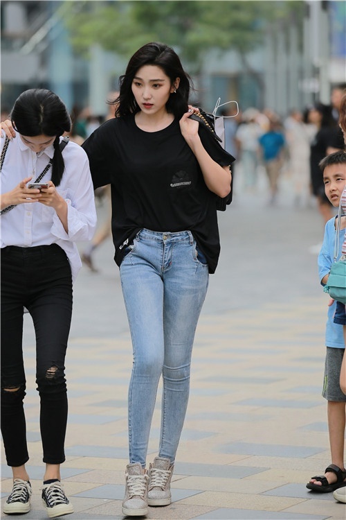 漂亮的牛仔紧身裤美女(40P)[410M/JPG]