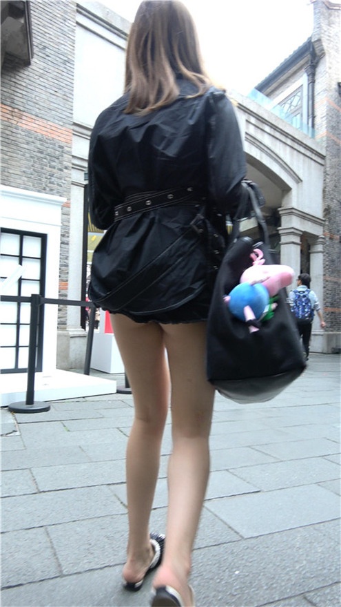 黑色热裤月牙妹子[1.64G/MP4]