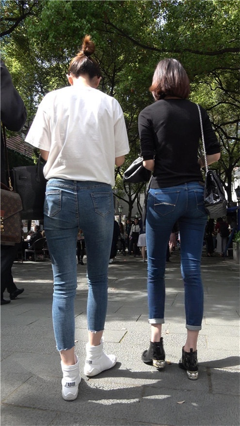 两个牛仔裤小姐姐[1.77G/MP4]