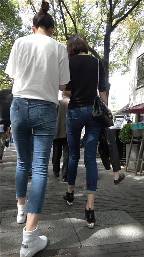 两个牛仔裤小姐姐[1.77G/MP4]