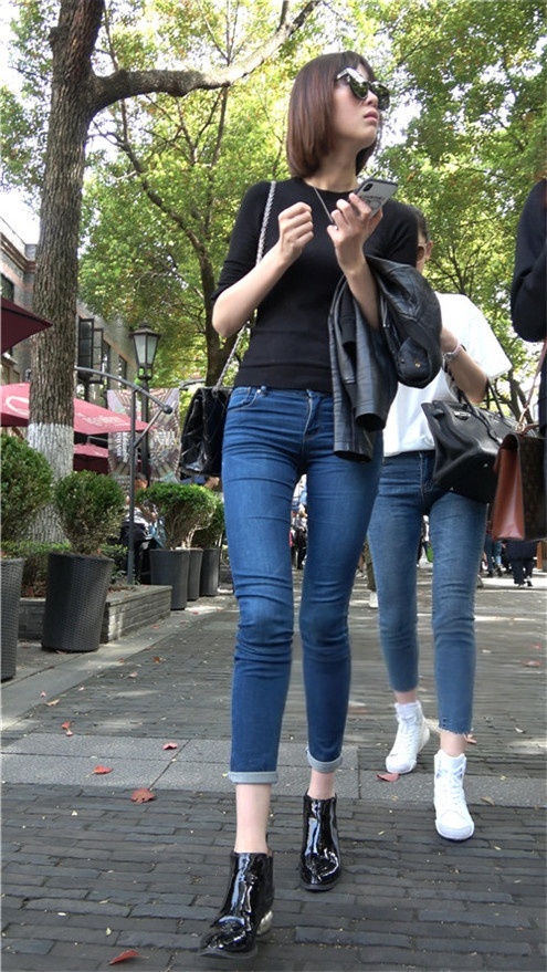 两个牛仔裤小姐姐[1.77G/MP4]