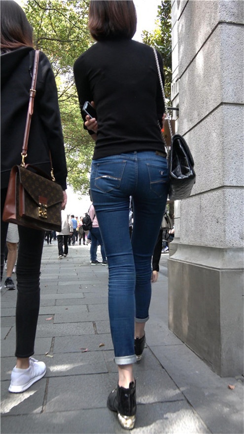 两个牛仔裤小姐姐[1.77G/MP4]