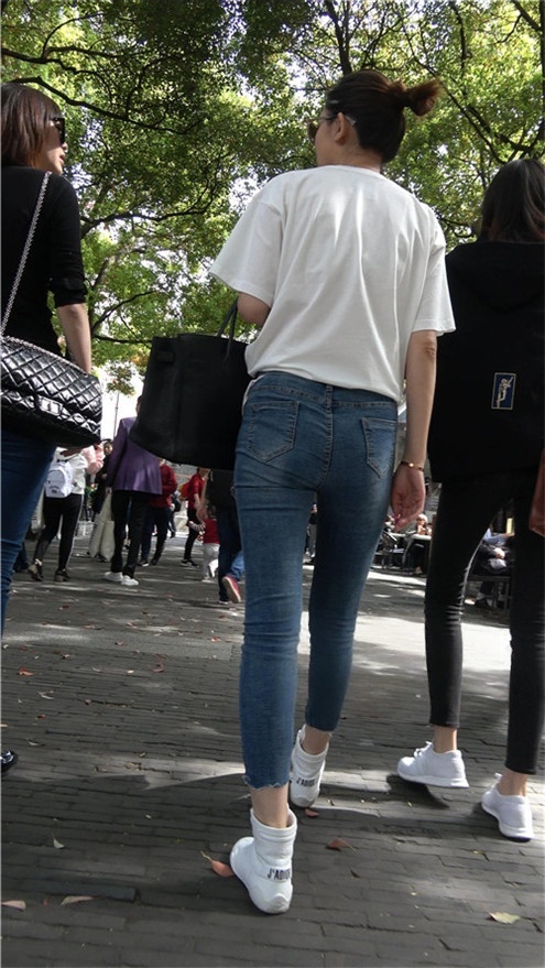 两个牛仔裤小姐姐[1.77G/MP4]