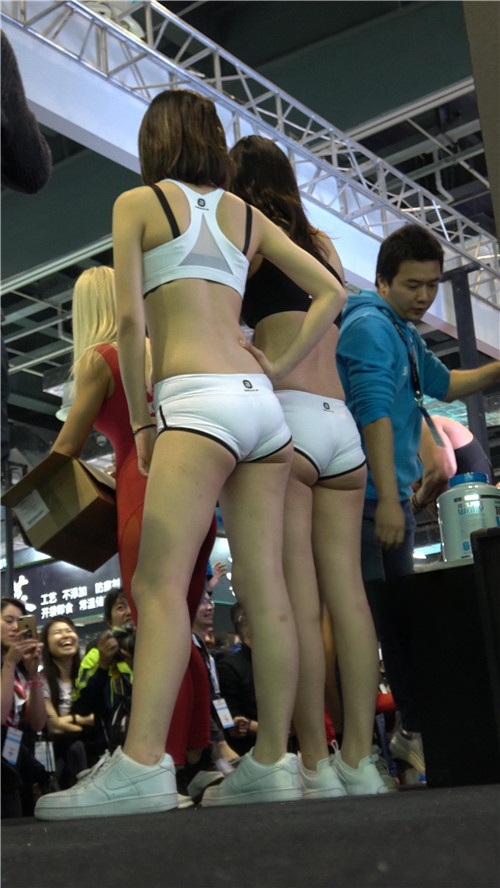 漂亮的极品短裤月牙小姐姐[6.46G/MP4]