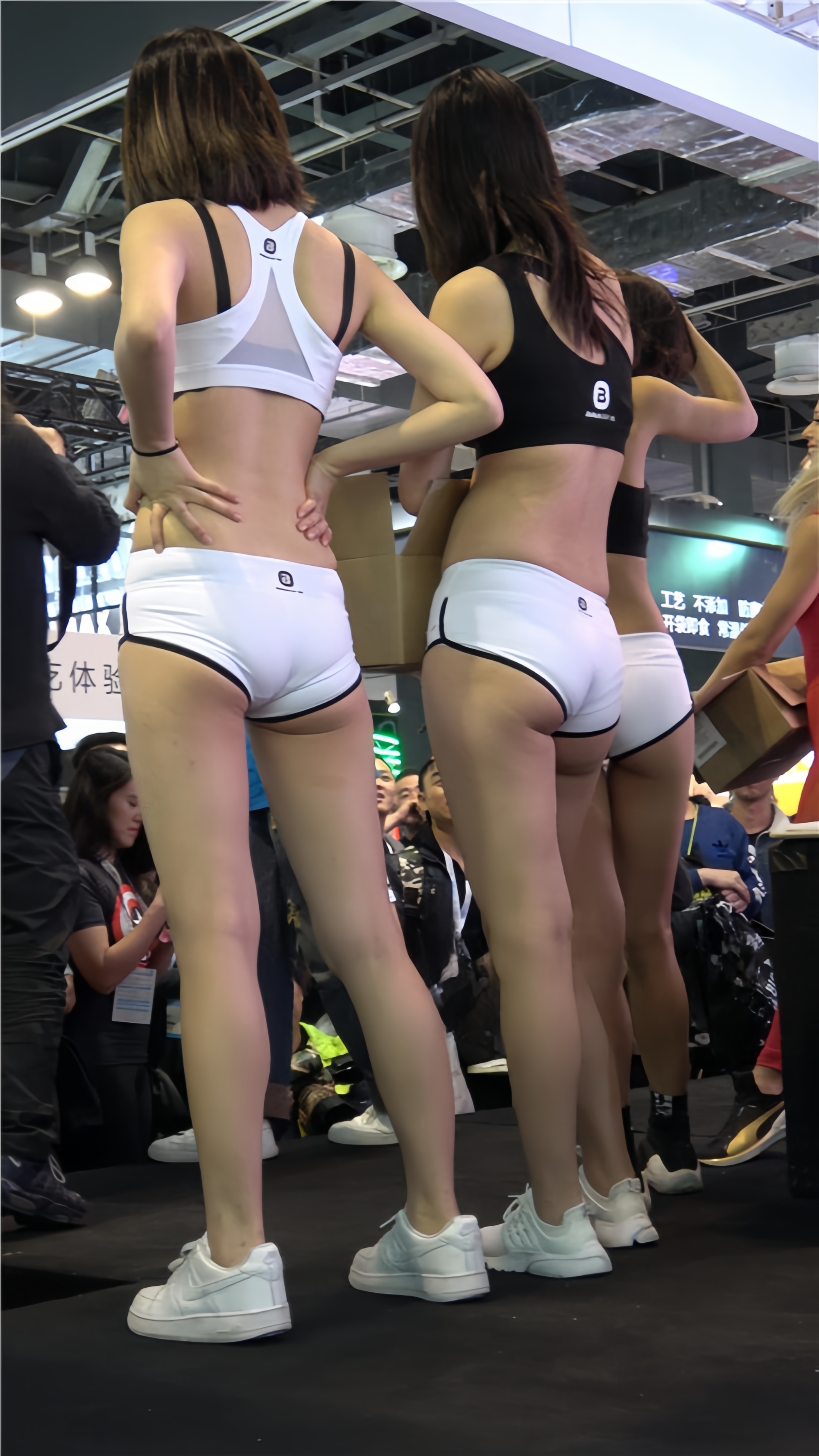 漂亮的极品短裤月牙小姐姐[6.46G/MP4]