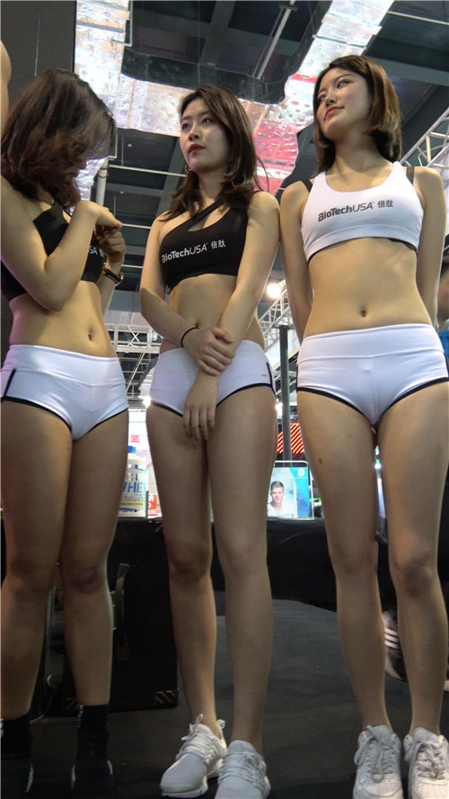 漂亮的极品短裤月牙小姐姐[6.46G/MP4]