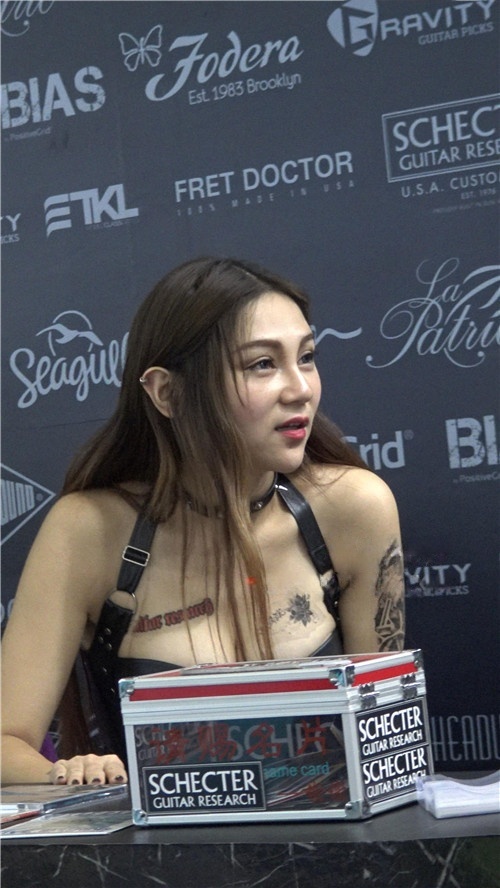 展会上非常漂亮的月牙小姐姐[5.59G/MP4]