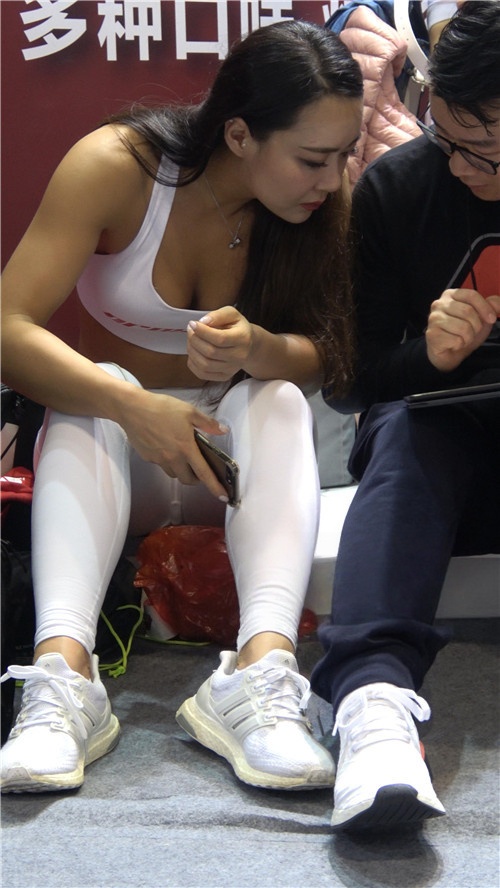 白色紧身健身美女[697M/MP4]