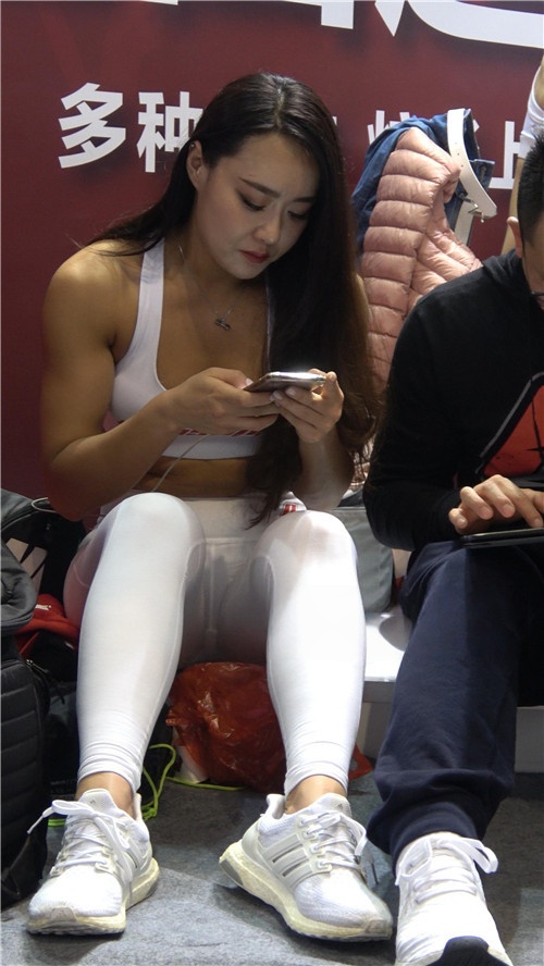 白色紧身健身美女[697M/MP4]