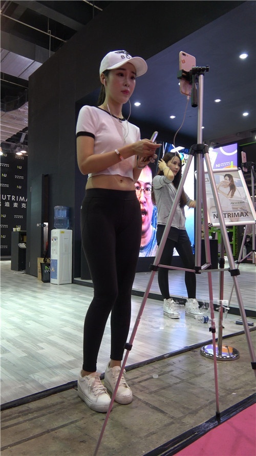 在直播的漂亮紧身黑裤小姐姐[1.68G/MP4]