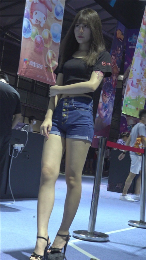 两个牛仔热裤小姐姐[2.85G/MP4]