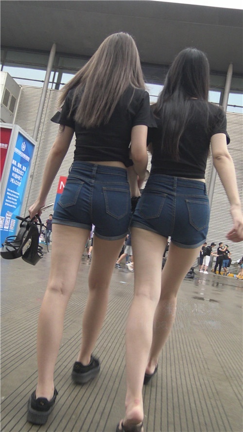 两个牛仔热裤小姐姐[2.85G/MP4]