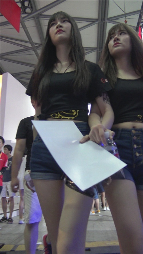 两个牛仔热裤小姐姐[2.85G/MP4]