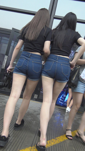 两个牛仔热裤小姐姐[2.85G/MP4]