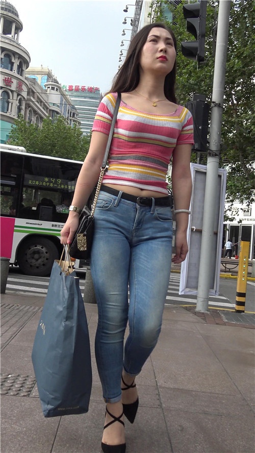 漂亮的牛仔紧身裤小姐姐[1.33G/MP4]