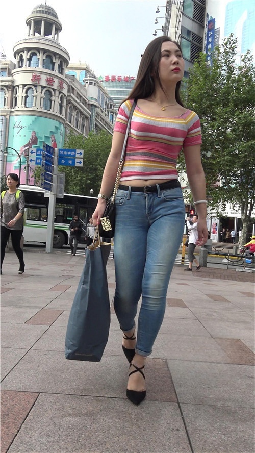 漂亮的牛仔紧身裤小姐姐[1.33G/MP4]