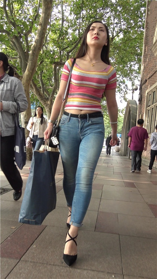 漂亮的牛仔紧身裤小姐姐[1.33G/MP4]