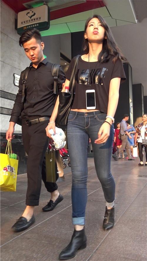 漂亮的牛仔裤长腿美女[1.4G/MP4]