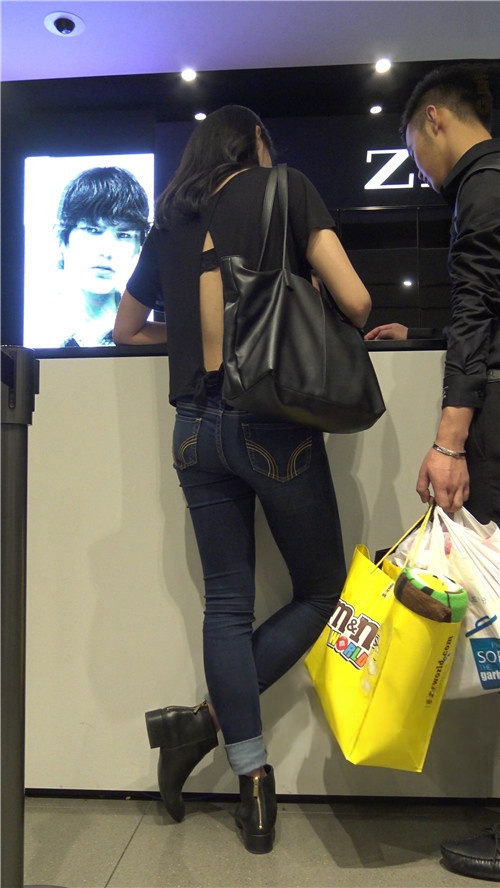 漂亮的牛仔裤长腿美女[1.4G/MP4]