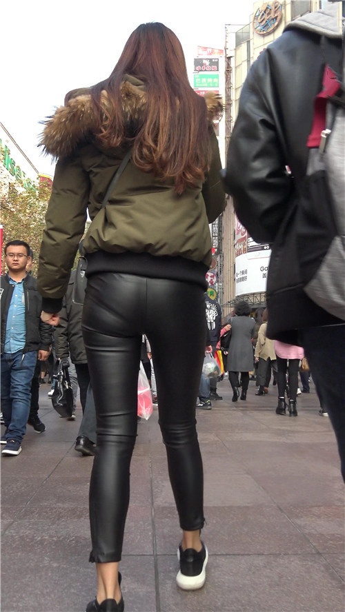 漂亮的超紧皮裤美女《一》[602M/MP4]