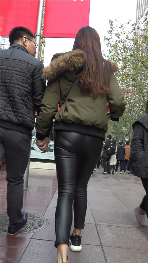 漂亮的超紧皮裤美女《一》[602M/MP4]