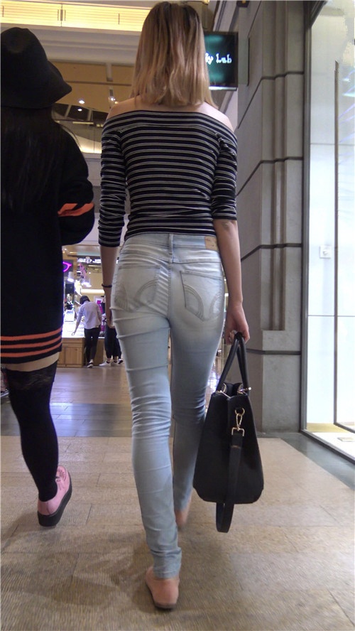 漂亮的的浅蓝色牛裤美女[1.36G/MP4]