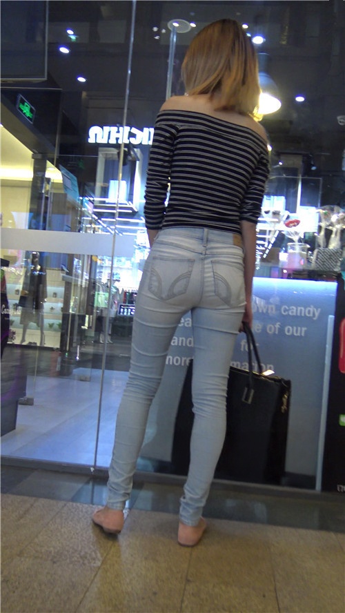 漂亮的的浅蓝色牛裤美女[1.36G/MP4]