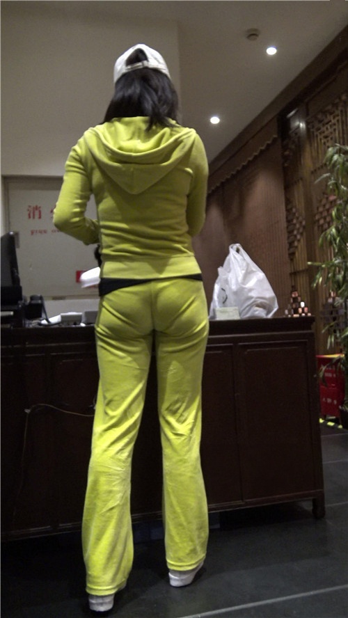 戴着墨镜的气质美女一[569M/MP4]